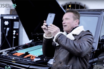 シュワちゃん、自慢のメルセデス GクラスをEV化成功でご満悦！【動画】 画像