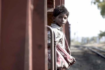 “迷子になった男の子”の姿が明らかに…『LION／ライオン』本編映像 画像