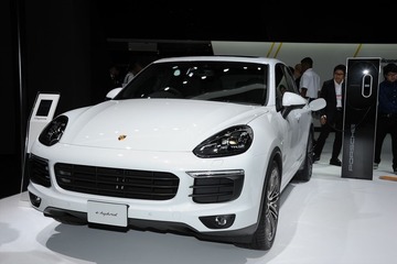 【東京モーターショー15】ポルシェ カイエンS E-ハイブリッド…モーターだけで36km走行可能［詳細画像］ 画像