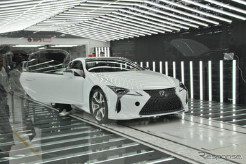 【レクサス LC】アッセンブリー工場公開…1人が20分の工程を担当することでコンパクトなラインを実現［写真蔵］ 画像