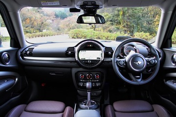 【MINI クラブマン 新型】専用インテリアを構成する円、楕円、四角 画像
