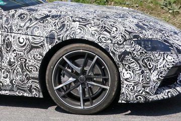 トヨタ スープラ 新型がさらに進化…市販バージョンのツートンホイールも確認 画像