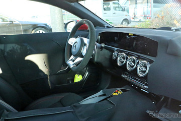 メルセデス CLA 次期型、ちょっと贅沢なコックピットを激写 画像