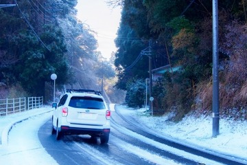 「タイヤチェーンを装着していない車両通行止め」規制標識を設定 画像