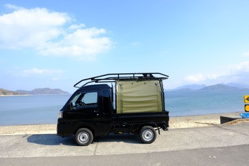 軽トラ用キャリア「TRYTER」のオプションに、雨風をしのいでキャンピングシェル使用を可能にする「HORO」が登場！ 画像