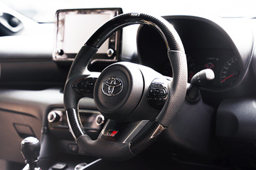 TOM'SからGRヤリス対応の純正交換仕様ステアリング「TOM’S カーボンステアリング」が新発売 画像