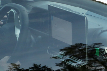 「巨大すぎるディスプレイ」を確認、VW パサート 次期型のインテリアは大胆に進化する 画像