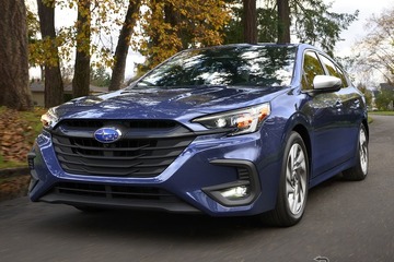 スバル レガシィ、新フロントマスクで大胆チェンジ…米国で改良新型 画像