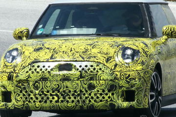 スクープされて“困り顔”？ MINIの高性能ハッチ『JCW』改良プロトタイプを目撃 画像