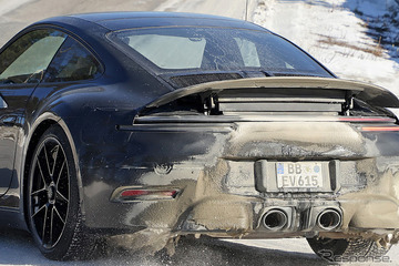 ポルシェ 911 GTS、大幅改良でハイブリッド化どうなる？ デザインは大きく変化 画像