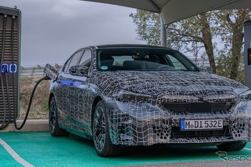 BMW 5シリーズ 次期型、EVi 5に「M60」設定へ…プロトタイプの写真公開 画像