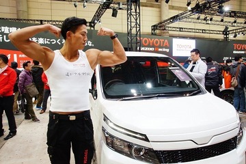 【東京オートサロン16】トヨタブース、マッチョなコンパニオンが登場!? 画像