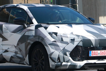 日本での販売はなし!? トヨタ『C-HR』次期型、量産デザインが判明！内部もついに見えた 画像