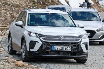 VW『Tロック』次期型のプロトタイプが現行型「R」と出現！ その意味は？ 画像