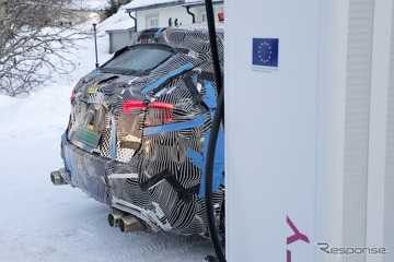充電中のフェラーリを激写！ 初のBEVはクロスオーバーが有力に…価格は7500万円以上か 画像