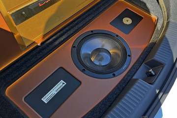 「イン・カー・リスニング学」入門 Part2「低音強化編」薄いのからデカいのまで「サブウーファー」はいろいろ。どれも同じ？ 画像