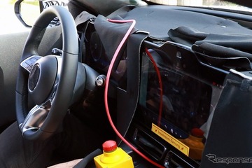 メルセデスベンツ『Cクラス』初の電気自動車が登場！ その運転席をスクープ 画像