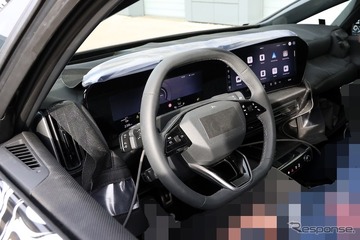 小さくても高級！…BEVで復活するアウディ『A2』、ワイドスクリーン搭載の運転席を激写！ 画像