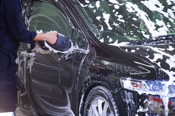 炎天下の洗車はなぜNG？ 水ジミ・シャンプー跡を防ぐ夏の洗車方法～Weeklyメンテナンス～ 画像