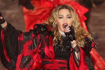 ツアーで暴走するマドンナ、ファンの胸を露出させ自ら「セクハラ」発言 画像