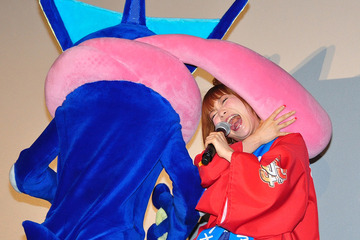 しょこたんの10年連続出演の祝福にポケモン総選挙1位のゲッコウガ来場！「ありがたや！」 画像