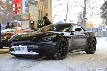 偽装車に謎のメッセージ...アストンマーティン、DB11にオープンモデルを示唆！ 画像