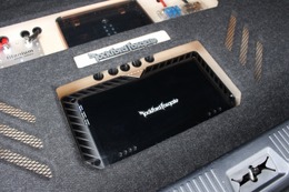 ロックフォードのパワーアンプT1500-1をフロアの中央にインストール。トランクルームの主役として収まる。 ロックフォードのパワーアンプT1500-1をフロアの中央にインストール。トランクルームの主役として収まる。
