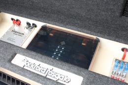 フロア前方にはロックフォードのフロントスピーカーT5のパッシブネットワークをセット。大型パッシブは存在感満点。 フロア前方にはロックフォードのフロントスピーカーT5のパッシブネットワークをセット。大型パッシブは存在感満点。