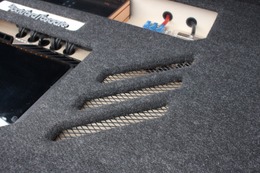 フロアにはデザイン処理としてスリット加工も加えられる。ここにもウォールで用いられるメッシュ素材を加えて統一感を出した。 フロアにはデザイン処理としてスリット加工も加えられる。ここにもウォールで用いられるメッシュ素材を加えて統一感を出した。