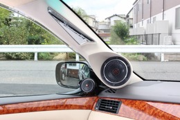 新たに加えたZRスピーカーラボのミッドレンジは12cm口径とやや大型。Aピラーの根元部分に存在感満点に設置される。 新たに加えたZRスピーカーラボのミッドレンジは12cm口径とやや大型。Aピラーの根元部分に存在感満点に設置される。