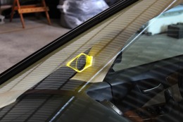 フロントウインドウ越しに車外からトゥイーターを見ても、アクリルのデザイン&イルミの効果でアピール度満点。 フロントウインドウ越しに車外からトゥイーターを見ても、アクリルのデザイン&イルミの効果でアピール度満点。