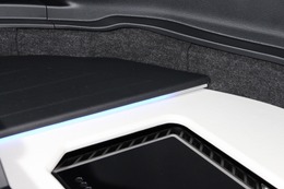 ボードの前方は化粧パネルを使って変化を付ける。またフロア面との段差を利用してLEDによる間接照明を投入した。 ボードの前方は化粧パネルを使って変化を付ける。またフロア面との段差を利用してLEDによる間接照明を投入した。