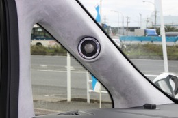 ピラーへの取り付け面は角度が付けられ、高域特性を大きく左右するトゥイーターの角度を最適化しているのも見て取れる。 ピラーへの取り付け面は角度が付けられ、高域特性を大きく左右するトゥイーターの角度を最適化しているのも見て取れる。