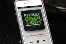 オーナーが主に用いる音楽ソースはiPhone。普段から持ち歩いている音源をそのまま車内で楽しめるのが魅力だという。 オーナーが主に用いる音楽ソースはiPhone。普段から持ち歩いている音源をそのまま車内で楽しめるのが魅力だという。