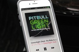 オーナーが主に用いる音楽ソースはiPhone。普段から持ち歩いている音源をそのまま車内で楽しめるのが魅力だという。