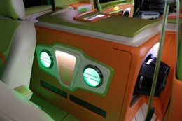 オーディオボードはセカンドシート部分にまで伸び、ここにはサブウーファーがインストールされる。下部に見えるのがポートだ。 オーディオボードはセカンドシート部分にまで伸び、ここにはサブウーファーがインストールされる。下部に見えるのがポートだ。