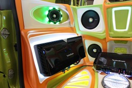 ロックフォードのパワーアンプT1000-4をインストールしたサイドウォール。奥行き感を感じさせるため設置スタイルだ。 ロックフォードのパワーアンプT1000-4をインストールしたサイドウォール。奥行き感を感じさせるため設置スタイルだ。