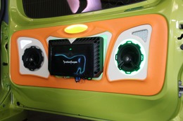 リアゲート内側にはロックフォードのコアキシャルスピーカーとパワーアンプをインストール。見せるデザインを細部にまで徹底した。 リアゲート内側にはロックフォードのコアキシャルスピーカーとパワーアンプをインストール。見せるデザインを細部にまで徹底した。