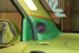 トゥイーターはAピラーにインストール。ドアミラー裏のパネルと合わせてグリーンの人工スエードを使った処理が施されている。 トゥイーターはAピラーにインストール。ドアミラー裏のパネルと合わせてグリーンの人工スエードを使った処理が施されている。