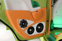 リアドアにはパンチプロのスピーカー群をインストール。こちらはラゲッジオープン時の外向きスピーカーとして活躍する。 リアドアにはパンチプロのスピーカー群をインストール。こちらはラゲッジオープン時の外向きスピーカーとして活躍する。