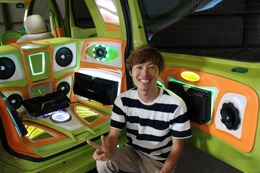 3色のカラーやLED処理など、やりたかったことをすべて愛車に盛り込んだオーナーの園部さん。カスタム処理の満足感は最上級だ。 3色のカラーやLED処理など、やりたかったことをすべて愛車に盛り込んだオーナーの園部さん。カスタム処理の満足感は最上級だ。
