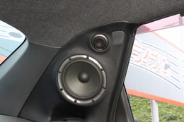 リアスピーカーもしっかりと装備する。しかもCピラーにパネルをワンオフして取り付けるスタイルでサウンドクオリティも高めた。 リアスピーカーもしっかりと装備する。しかもCピラーにパネルをワンオフして取り付けるスタイルでサウンドクオリティも高めた。
