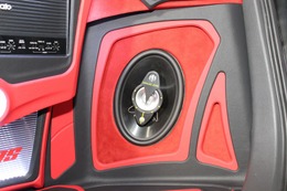 外向きサウンドを支えているのがグラウンドゼロのコアキシャルスピーカー。周辺パネルの異形デザインも手が込んでいる。 外向きサウンドを支えているのがグラウンドゼロのコアキシャルスピーカー。周辺パネルの異形デザインも手が込んでいる。