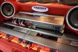 下段に2台、上段に1台のパワーアンプをインストール。大型のパワーアンプを複数台設置したスタイルはまさに圧巻だ。 下段に2台、上段に1台のパワーアンプをインストール。大型のパワーアンプを複数台設置したスタイルはまさに圧巻だ。