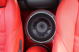 シートの間から振動板が見えるP3のサブウーファー。10インチサイズで十分な低音を車内に響かせてくれる。