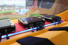 リアトレーにはアルパインのパワーアンプをインストール。内装に合わせたイエローのレザーに加えてレッドのボードが鮮烈。 リアトレーにはアルパインのパワーアンプをインストール。内装に合わせたイエローのレザーに加えてレッドのボードが鮮烈。