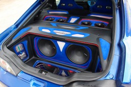 外装に合わせてブルーのイメージカラーで統一されたラゲッジ。コの字型の大型のオーディオボードは低く抑えた設計。 外装に合わせてブルーのイメージカラーで統一されたラゲッジ。コの字型の大型のオーディオボードは低く抑えた設計。