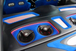 オーディオボードの上面にはロックフォードのコアキシャルスピーカー・T1675をデュアルで使用。中高域の鳴りもパワフルそのもの。 オーディオボードの上面にはロックフォードのコアキシャルスピーカー・T1675をデュアルで使用。中高域の鳴りもパワフルそのもの。
