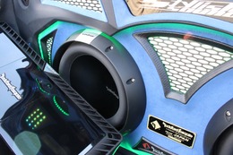前面のウォールにはロックフォードの12インチサブウーファーをインストール。背面には巨大なエンクロージャーが隠れている。 前面のウォールにはロックフォードの12インチサブウーファーをインストール。背面には巨大なエンクロージャーが隠れている。