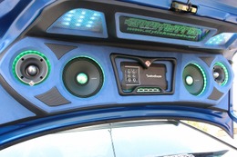 トランクリッドにはパンチプロの2ウェイとパワーシリーズの小型アンプをビルトイン。サウンド面もデザイン面もいずれも秀逸だ。 トランクリッドにはパンチプロの2ウェイとパワーシリーズの小型アンプをビルトイン。サウンド面もデザイン面もいずれも秀逸だ。